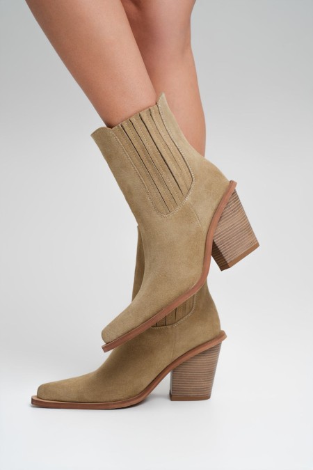 Dakota boots - nut suede