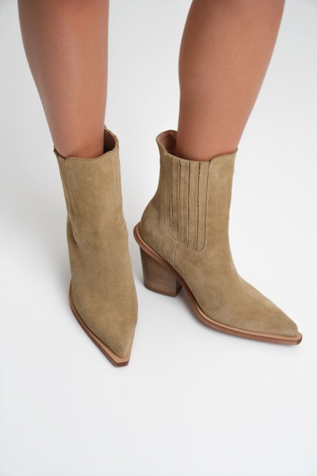 Dakota boots - nut suede
