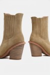 Dakota boots - nut suede